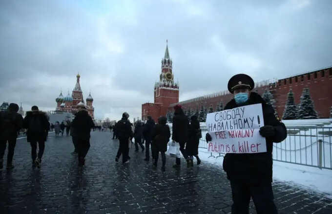 В Москве бывший полицейский вышел на Красную площадь с плакатом «Путин убийца»