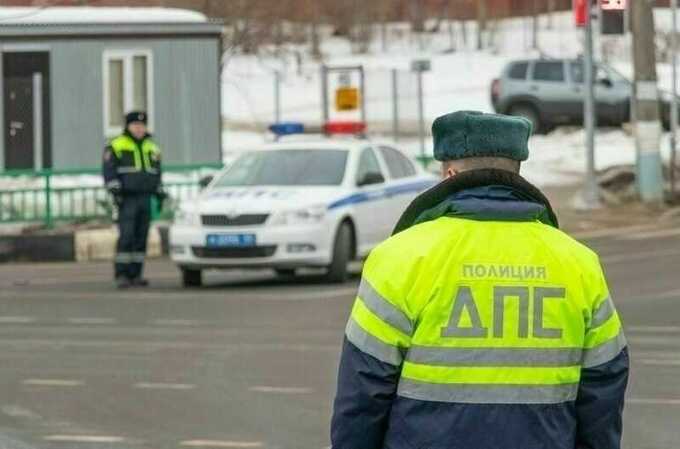 В Кемеровской области сотрудник ДПС пытался продать машину со спецстоянки, которую изъяли по делу о наркотиках