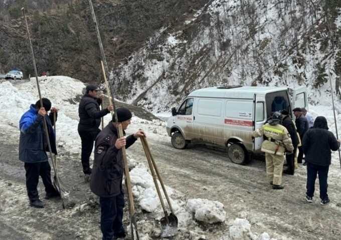 Снежная лавина отрезала дагестанское село от школ и больниц