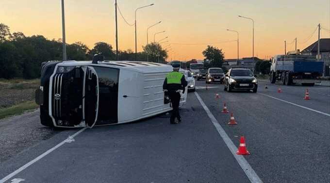 Автобус с 19 пассажирами перевернулся под Анапой